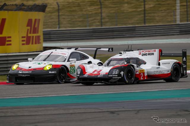 #2 ポルシェ919のクルーが今季の王座獲得を決定(左はLMGTE-Proクラスのポルシェ)。