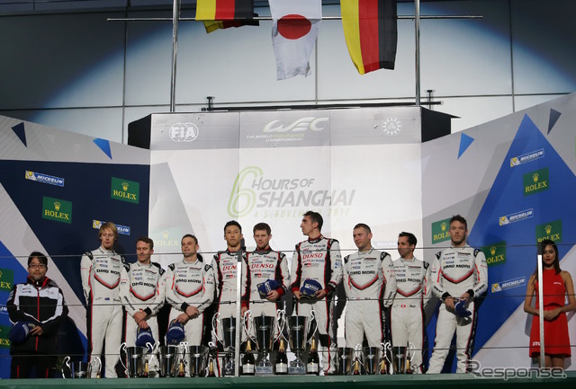上海戦の表彰台。#8 トヨタが優勝、ポルシェが2-3フィニッシュ。