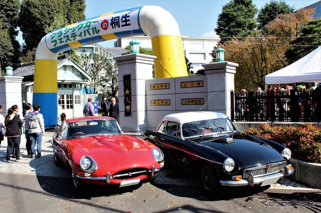 ジャガー Eタイプ(左)とMG B