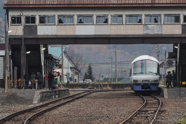 蘭越駅で折返し停車中の「ニセコエクスプレス」。倶知安駅～蘭越駅間は快速として2往復が運行された。2017年11月4日撮影。