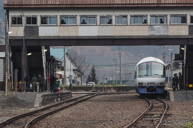 蘭越駅で折返し停車中の「ニセコエクスプレス」。倶知安駅~蘭越駅間は快速として2往復が運行された。2017年11月4日撮影。