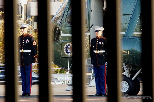 担当する海兵隊員は大統領の車列が過ぎ去っていくまで直立不動で見送る。