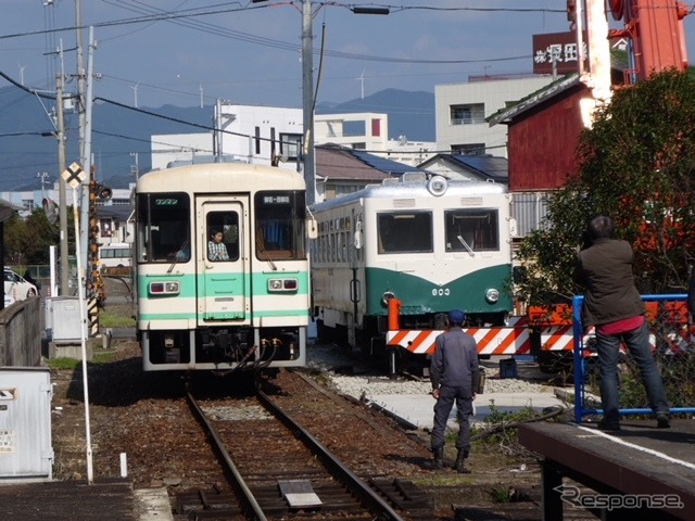 吊り上げられた後に、元信楽高原鉄道のKR301号（旧SKR301号・左）と交錯したキハ603号（右）。
