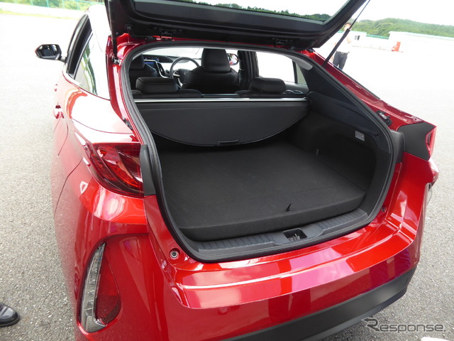 新型PHV:実用充分な荷物室を成立。