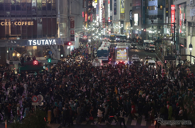 ハロウィンの仮装をした人々でごった返す渋谷のスクランブル交差点