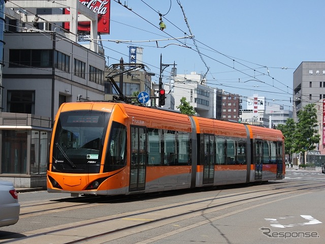 宇都宮ライトレールの車両はこれまでの検討結果から3車体連接の超低床式電車になるとみられる。写真は3車体連接・超低床式の福井鉄道F1000形。