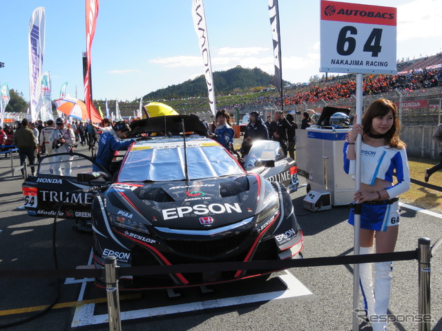 #64 Epson Modulo NSX-GT（今季の鈴鹿1000kmウイナー）は、エプソン販売の時計ブランド「TRUME」をメインにした特別カラーリングで最終戦に臨んだ（決勝10位）。