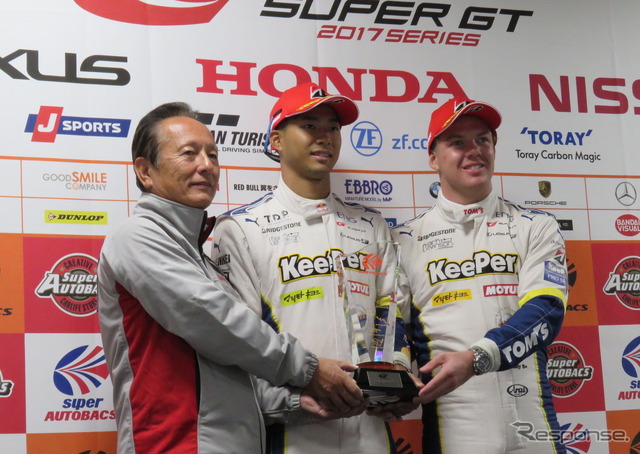 王者となった#37 LC500陣営、左から関谷正徳監督、平川、キャシディ。