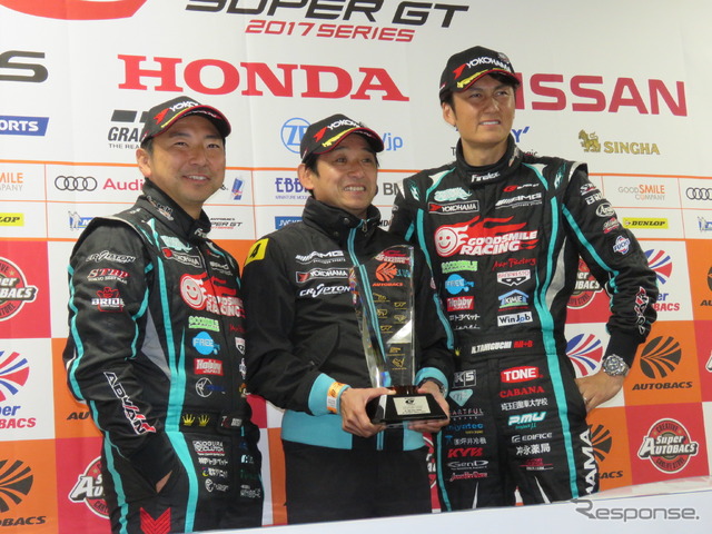 GT300王座を獲得した（左から）片岡、片山右京監督、谷口。