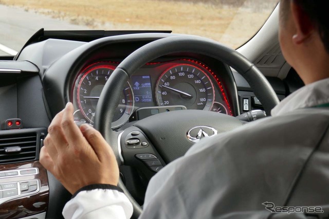 (1)「自動運転」で基幹機能を失った際のHMIの体験。メータ周囲が赤く点滅している