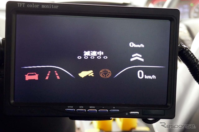 (1)「自動運転」で自動的に停止に向かっている様子が示された。※ヘッドアップディスプレイに表示された内容と同じもの。