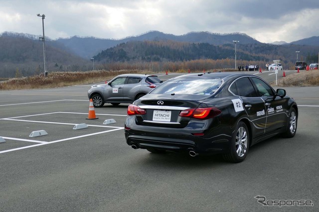 (2)「自動バレーパーキング」。先行車の状況も確認し、走行/停止を繰り返して進んでいく