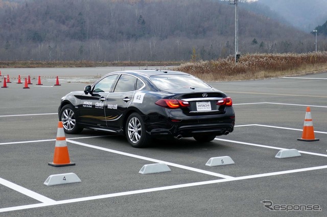 （2）「自動バレーパーキング」。駐車可能な場所に到着すると、周囲を信シングしながら自動駐車する