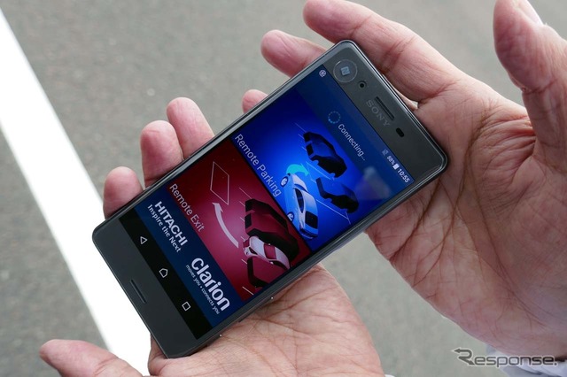 (2)「自動バレーパーキング」。スマートフォンでのリモコン操作のイメージ