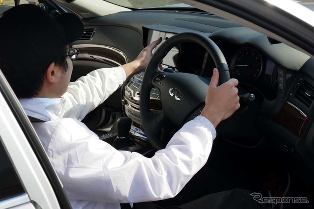 (3)「自動運転向けHMI」を搭載した車両。シートに様々な仕掛けがある