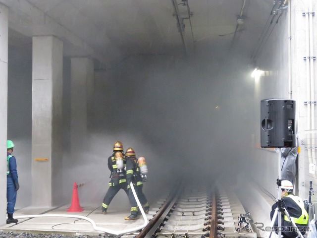 半蔵門線の列車で火災が発生……という想定により行われた訓練の様子。トンネル内が煙で覆われた。