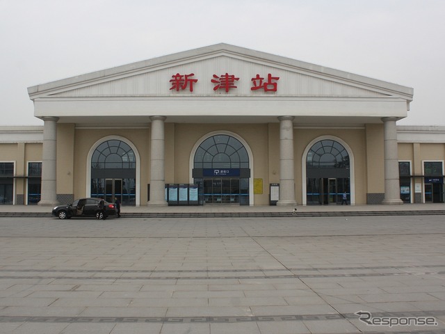 中国も日本の鉄道と同名の駅が多い。写真は中国の新津駅。