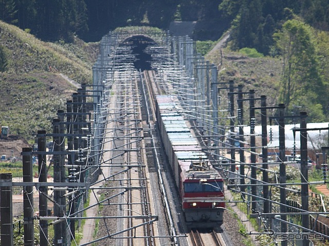 EH800形は青函トンネルの新幹線・在来線共用化に対応する機関車として開発された。