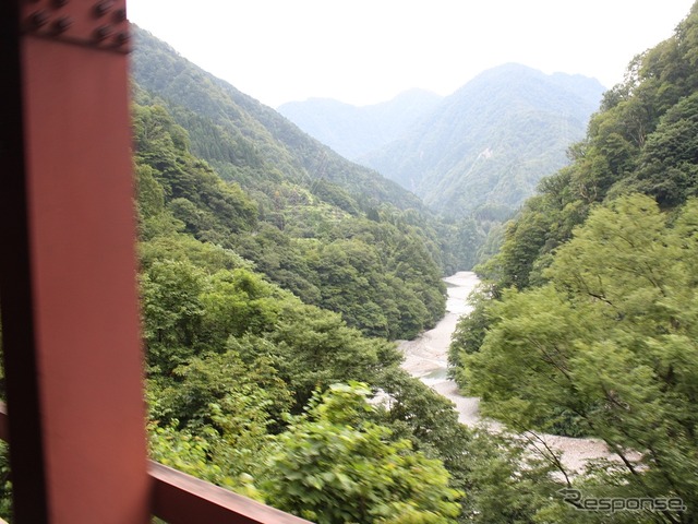 トロッコ列車は黒部川に沿って深い峡谷を走る。