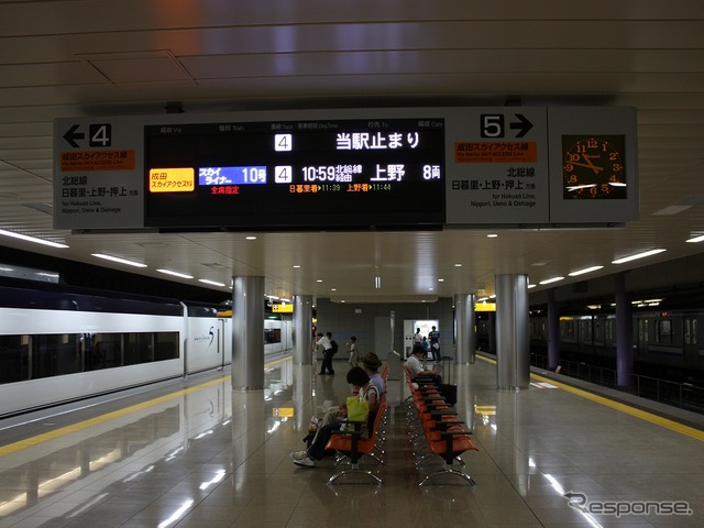 ホームドアの設置も検討されている。写真は成田空港駅のホーム。
