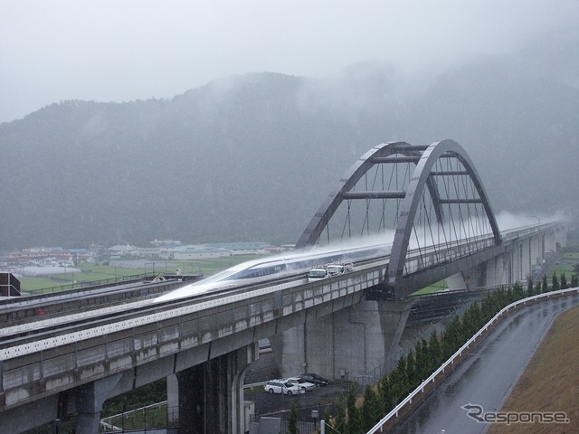 先行区間のみ完成していた13年前の実験センター付近(2004年7月)。現在は写真手前に業務施設が整備されるなどして見通しが悪くなった。