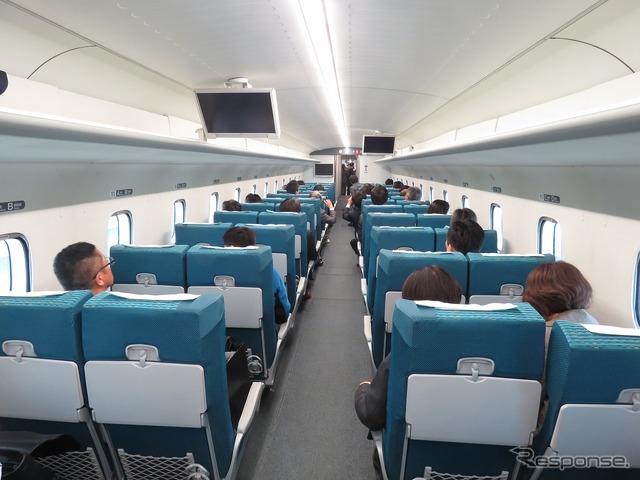 L0系の車内。座席配置は横2+2列で在来線の特急形車両に近い。