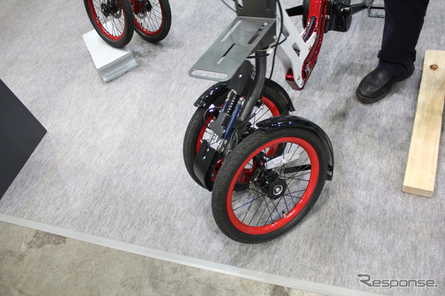 コーナーではバンクさせると左右の前輪が斜めになって、2輪の自転車と同じように走れる。