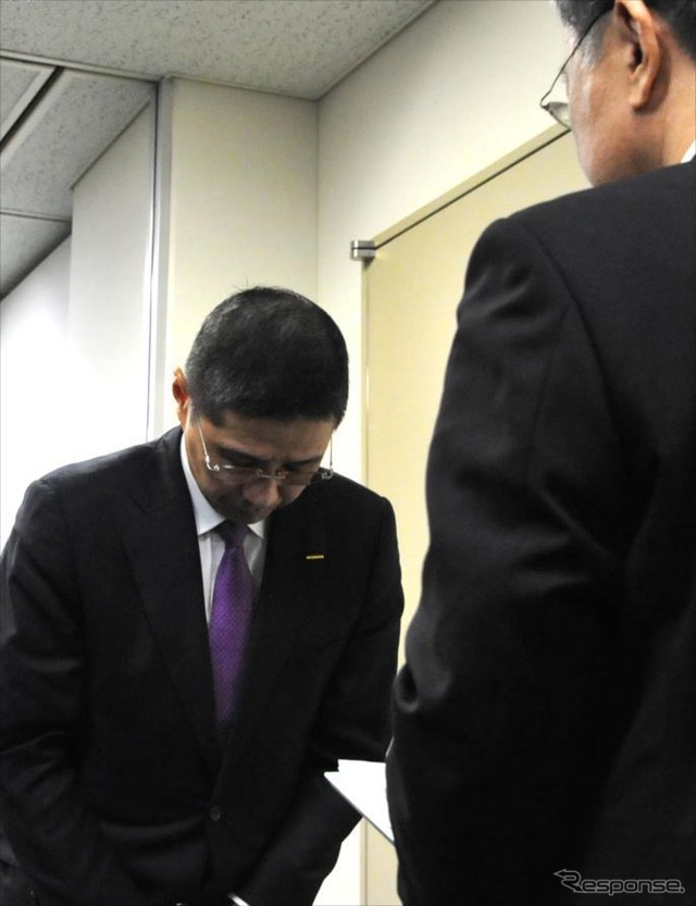 国土交通省自動車局長に、不適切事案の報告書を提出し謝罪する日産・西川社長