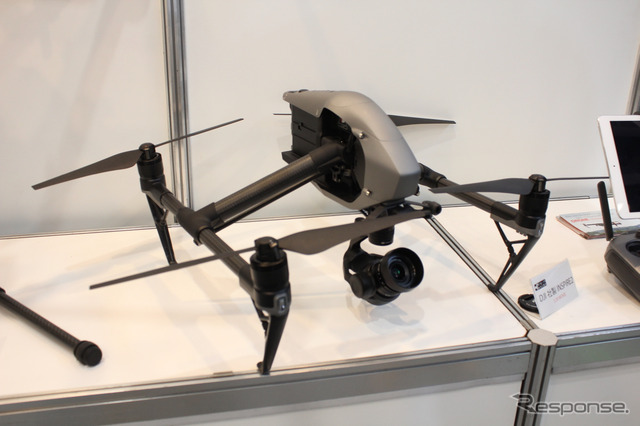 DJI社のINSPIRE2。カメラにマイクロフォーサーレンズを採用しており、画質はもちろん、レンズ交換により用途も広がる。これが個人用としては上限とか。