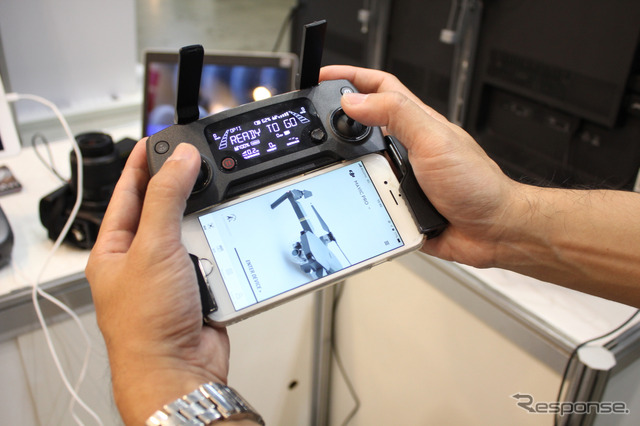 コントローラーの例。本体を広げるとグリップになるだけでなく、スマホをホールドしてカメラ画像や地図などを表示できる。