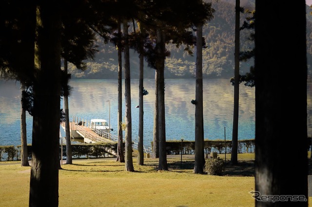 ザ・プリンス 箱根芦ノ湖から湖畔に向かうと、木々の隙間から桟橋が見えてくる。（芦ノ湖）