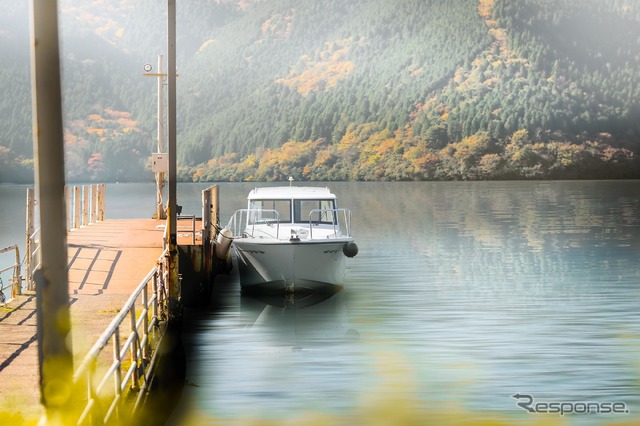 湖畔から望むは三国山の紅葉。湖に映る山のコントラストが湖の美しさを際立たせる。（芦ノ湖）