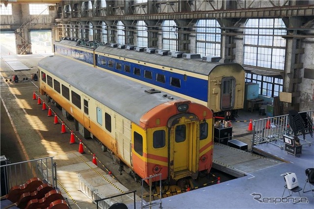 旧台北機廠に搬入された583系（奥）。英国製の台湾鉄路EMU100形（手前）と並ぶように設置された。