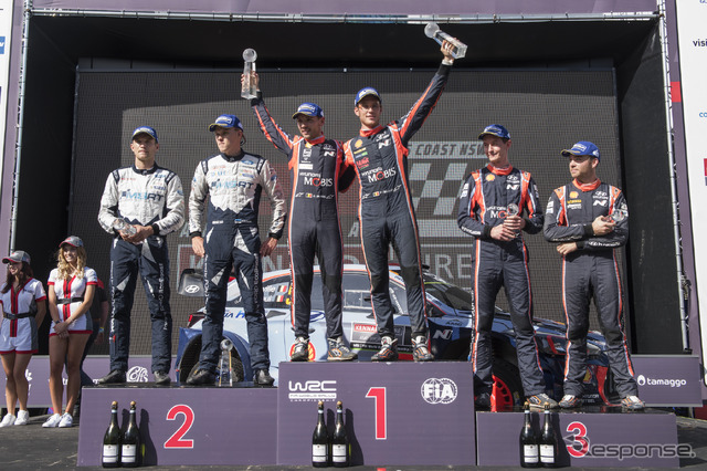 最終戦の表彰式。左から2位タナク組、優勝ヌービル組、3位パッドン組。