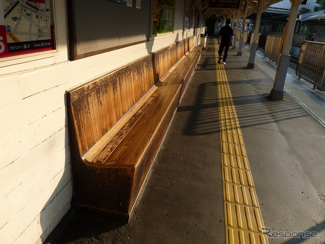 旗の台駅の池上線ホームにある木製ベンチ。