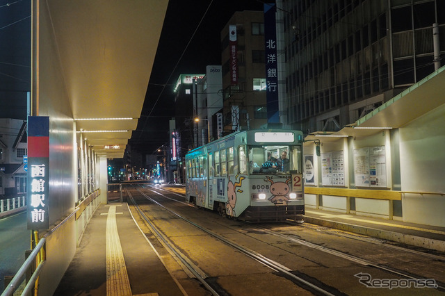 函館市中心部(五稜郭公園前~函館駅前間)の活性化策として始められた函館市電停留場のリニューアル。写真は、最初に施工された函館駅前停留場。
