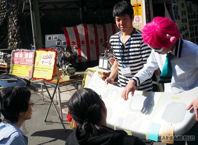 塗装実演を間近で体験できるのは、クルマ屋さんならでは