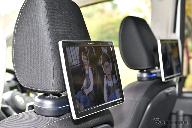 10.1V型ワイドXGAプライベートモニター TVM-PW1000T(オープン価格/2台セット)は台座部分に消灯可能なブルーのLEDも装着されている