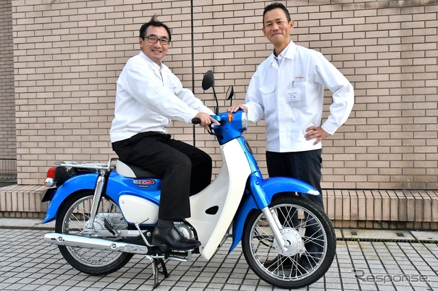 新型スーパーカブ開発責任者・亀水さん（左）と、本田技術研究所 二輪R&Dセンター開発研究員 東さん。