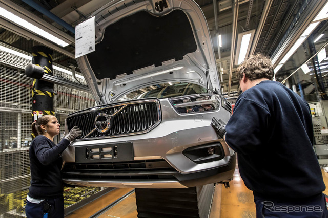 ボルボ XC40、量産第一号車がラインオフ…世界受注は1万3000台超え