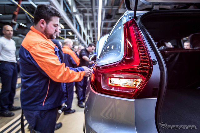 ボルボ XC40、量産第一号車がラインオフ…世界受注は1万3000台超え