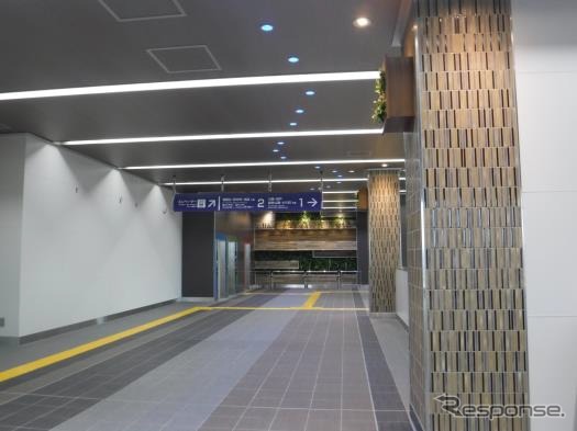 新しい橋上駅舎の内部。