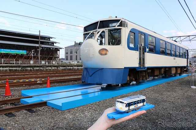 「実物大プラレール」の上で展示される本物の「鉄道ホビートレイン」（奥）と、プラレール車両の「鉄道ホビートレイン」（手前）。11月23日に展示イベントが行われた。
