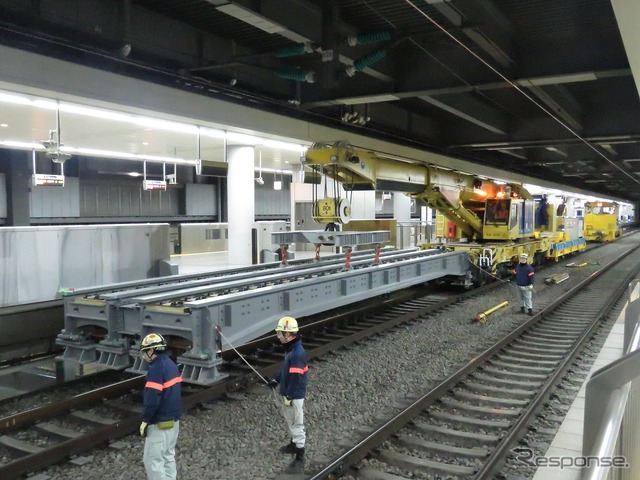 工事桁設置工事にあわせて新しい鉄道クレーンが導入された。