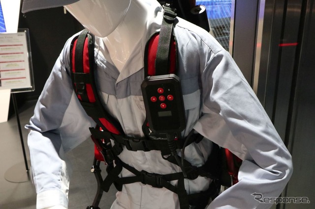 ジェイテクトが産業用アシストスーツのプロトタイプを発表