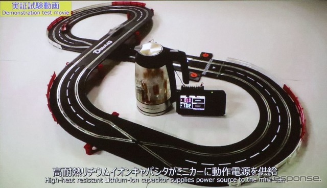 キャパシタを沸騰した電気ポットの中に。電圧を下げれば100度は問題ない