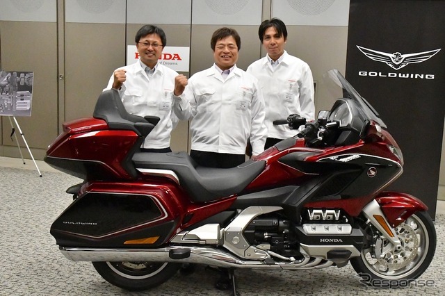 新型ゴールドウイング開発責任者の中西 豊さん(写真中央)。