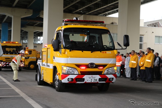 小型レッカー車