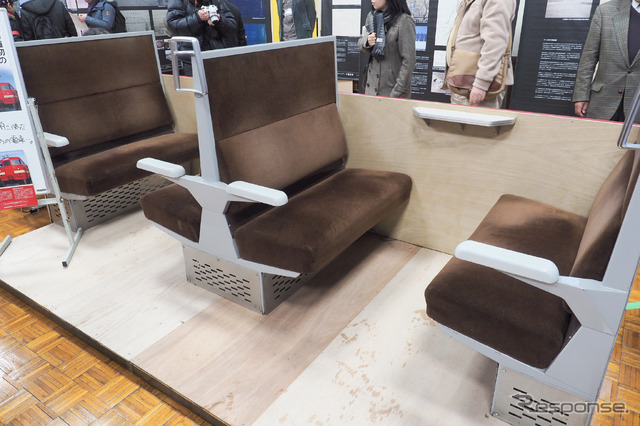 711系電車の実物のシートも展示された。シートをそのまま床置きするわけにはいかないため、土台造りに苦労したという。