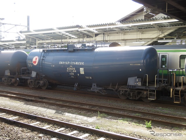 日本オイルターミナルは同じJR貨物グループのオー・エル・エスを吸収合併する。写真は日本オイルターミナルのタンク車。
